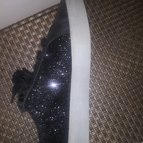 Size 10 Black Tennis Shoes - Picture 4 of 4